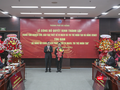 ông Lê Trung Chinh - Chủ tịch UBND TP Đà Nẵng trao quyết định thành lập DSAC và bổ nhiệm Giám đốc DSAC cho ông Lê Hoàng Phúc.