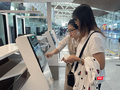 Nhân viên hướng dẫn hành khách sử dụng dịch vụ ký gửi hành lý tự động thông qua việc tích hợp hệ thống quầy tự gửi hành lý (self-bag drop) tại Nhà ga T2 Đà Nẵng