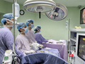Các bác sĩ Bệnh viện Phụ sản - Nhi Đà Nẵng đang phẫu thuật nội soi ca teo thực quản bẩm sinh hiếm gặp ở bệnh nhi sơ sinh 3 ngày tuổi.