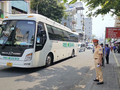 Lực lượng cảnh sát giao thông điều phối phương tiện trên tuyến đường xung quanh chợ Hàn chờ(Ảnh MT).