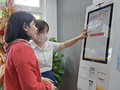 Nhân viên Bệnh viện Đà Nẵng hướng dẫn người bệnh sử dụng Ki-ốt y tế thông minh
