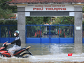 Mưa lớn khiến nhiều trường học bị ngập lụt, ngành giáo dục tỉnh Thừa Thiên Huế tiếp tục cho học sinh nghỉ học