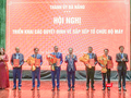 Ông Nguyễn Văn Quảng (thứ 5 từ phải sang), Bí thư Thành ủy Đà Nẵng trao quyết định cho ông Lê Trung Chinh (thứ 5 từ trái sang) và các cá nhân tại hội nghị.