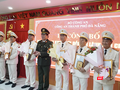Thiếu tướng Vũ Xuân Viên, Giám đốc Công an TP Đà Nẵng trao quyết định cho lãnh đạo các phòng xin nghỉ hưu trước tuổi.