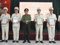 Lãnh đạo Công an TP Đà Nẵng trao quyết định phân công công tác đối với lãnh đạo cấp phòng sau khi giải thể công an quận, huyện. Ảnh: Công an cung cấp.