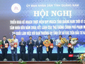 Lãnh đạo tỉnh Quảng Nam trao chứng nhận đầu tư cho các doanh nghiệp.