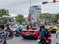 Dàn siêu xe nối đuôi vượt đèn đỏ ở Đà Nẵng khiến dư luận bức xúc (Ảnh chụp từ clip).