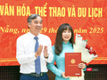 Ông Lê Trung Chinh, Chủ tịch UBND thành phố Đà Nẵng trao quyết định bổ nhiệm cho bà Trương Thị Hồng Hạnh, Giám đốc Sở Du lịch giữ chức Sở Văn hóa - Thể thao và Du lịch TP Đà Nẵng.