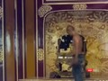 Đối tượng Hồ Văn Phương Tâm cởi trần, phá hoại ngai vua triều Nguyễn trong Điện Thái Hoà hôm 24/5.