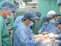 Ê kíp bác sĩ Bệnh viện Trung ương Huế đang thực hiện ca ghép tạng cho bệnh nhân.