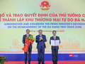 Phó Thủ tướng thường trực Chính phủ Nguyễn Hoà Bình thay mặt Chính phủ trao Quyết định của Thủ tướng Chính phủ về thành lập Khu Thương mại tự do Đà Nẵng cho lãnh đạo TP Đà Nẵng.