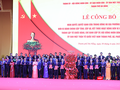Ông Trần Cẩm Tú, Ủy viên Bộ Chính trị, Thường trực Ban Bí thư trao quyết định và tặng hoa cho các cá nhân trong Ban Thường vụ Thành uỷ Đà Nẵng mới.