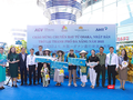Hành khách may mắn trên chuyến bay trực tiếp Osaka – Đà Nẵng tại lễ đón.