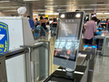 Nhận dạng sinh trắc học Face ID trên ứng dụng VNeID tại cổng an ninh, Sân bay Đà Nẵng.