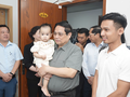 Thủ tướng Chính phủ Phạm Minh Chính cùng đoàn công tác trong chuyến kiểm tra thực tế phát triển nhà ở xã hội tại Huế.