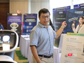 Ông Anthony Tuan Phan, Founder và CEO Công ty CP Trí tuệ Nhân tạo Việt Nam - AIAIVN, bên robot sử dụng công nghệ GenAI phục vụ du lịch.