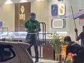 Tên cướp thực hiện vụ cướp tiệm vàng PNJ ở Đà Nẵng. Ảnh chụp từ clip.