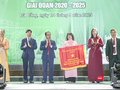 Đại diện UBND thành phố Đà Nẵng trao tặng Cờ thi đua cho ĐH Đông Á trong lễ khai giảng năm học mới.