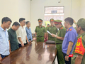 Cơ quan Cảnh sát điều tra, Phòng Cảnh sát kinh tế Công an thành phố Đà Nẵng tống đạt quyết định khởi tố đối với các bị can. Ảnh Công an cung cấp.