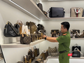 Công an kiểm tra shop thời trang trên địa bàn thành phố Đà Nẵng.