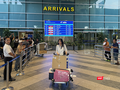 Những hành khách đầu tiên trên chuyến bay của hãng hàng không Scoot Airlines từ Singapore đến Đà Nẵng.