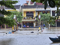 Cầu An Hội chìm trong nước lũ.
