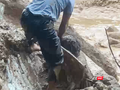 Lực lượng chức năng xã Trà Đốc (Đà Nẵng) kịp thời cứu nạn nhân bị lũ cuốn trôi, vùi sâu dưới lớp bùn.