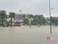 Các tuyến đường trên địa bàn TP Huế ngập sâu trong nước do mưa lớn kéo dài.