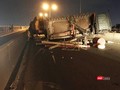 Chiếc xe tải lật ngang giữa đường khi đang đổ dốc cầu Phú Mỹ thuộc địa bàn quận 2 khiến giao thông trên trục huyết mạch từ quận 7 sang quận 2 gần như tê liệt đêm qua (11/6/2019)