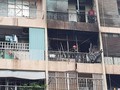 Lực lượng chức năng đang tiếp cận hiện trường ứng cứ người dân bị mắc kẹt trong đám cháy.