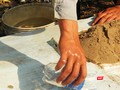 Một nghề đặc biệt đã tồn tại hàng chục năm nay ở TP.HCM: Nghề rửa mả. Ảnh:GVT.