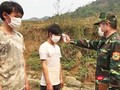 Được tin "mật báo" từ hai người vợ trẻ, cán bộ biên phòng cắm chốt Khu Chu Lìn tổ chức "đón" hai công dân trên đường biên giới khá nhanh chóng rồi đưa đi... cách ly ngay. Ảnh: Lê Thanh Cường.