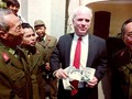 2-	Thượng nghị sỹ John McCain cầm những tấm hình đen trắng chụp ông khi bị bắt làm tù binh ở Hà Nội năm 1967 trong một chuyến đến thăm Bảo tàng quân đội nhân dân Việt Nam ngày 9/10/1992.Ảnh: Hoàng Đình Nam/ AFP.