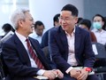 Tiến sĩ Nguyễn Sĩ Dũng (nguyên Phó chủ nhiệm Văn phòng Quốc hội), và Tiến sĩ Vũ Thành Tự Anh (Giám đốc Trường Chính sách Công và Quản lý Fulbright), thành viên Tổ tư vấn kinh tế của Thủ tướng tại toạ đàm. Ảnh: Nguyễn Luân.