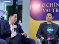 Tiến sĩ Vũ Thành Tự Anh và Tiến sĩ Vũ Duy Thức đang trao đổi tại buổi toạ đàm về chủ đề Nhà nước khởi tạo. Ảnh: Nguyễn Luân.