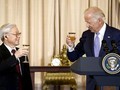 Ông Joe Biden, khi đó là Phó Tổng thống, nâng ly chúc mừng Tổng Bí thư Nguyễn Phú Trọng trong buổi tiệc chào mừng chuyến thăm lịch sử của ông Trọng tháng 7 năm 2015. Ảnh: Reuters.