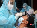Lấy mẫu xét nghiệm dịch mũi để rà soát dịch Covid tại phường 1, Quận Bình Thạnh, TP.HCM sáng ngày 6/7/2021. Ảnh: GVT