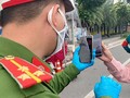 Nhiều người dân đã rút kinh nghiệm nên chủ động quét QR, đăng ký di biến động rồi sao lưu vào điện thoại trước khi rời nhà, tới chốt chặn thì đưa máy ra để lực lượng chức năng quét kiểm tra.