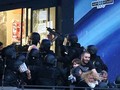 Các con tin từ siêu thị Kosher ở Paris đươc an ninh giải cứu - Ảnh: AFP