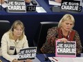 Các nghị sĩ của Nghị viện châu Âu đặt bảng hiệu “Tôi là Charlie” trước mặt trong phiên họp ở Strasbourg (Pháp) ngày 12-1 Ảnh: Reuters