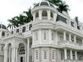 Dinh thự này được cất lên trước khi đại gia Lâm Ngọc Khuân ôm thêm tiền của các ngân hàng rồi "bấm nút" sang Mỹ định cư