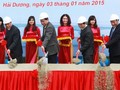 Bộ trưởng Đinh La Thăng (thứ hai từ bên trái), thứ trưởng Nguyễn Hồng Trường (bìa phải) cùng lãnh đạo Hải Dương làm thủ tục phát lệnh khởi công hai cầu Tràng Thưa và Cống Neo