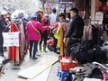 Cảnh buôn bán hết sức nhếch nhác tại nhiều tuyến phố văn minh thương mại như Hàng Đào - Đồng Xuân. Ảnh: MT