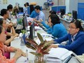 Khách hàng giao dịch tại Eximbank 
