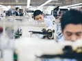 Mức lương bình quân hàng tháng tại Việt Nam là 197 USD vào năm 2013, thấp hơn 391 USD của Thái Lan và 613 USD của Trung Quốc. Ảnh: Bloomberg