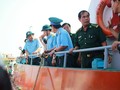 Thiếu tướng thiếu tướng Đỗ Minh Tuấn, Phó tư lệnh Quân chủng Phòng không Không quân (ngoài cùng, bìa trái) đang trên tàu chỉ đạo tìm kiếm