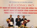 Bộ trưởng Nguyễn Bắc Son trao quyết định Chủ tịch MobiFone cho ông Lê Nam Trà và Tổng giám đốc MobiFone cho ông Cao Duy Hải. 