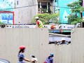 Vết rách ở tường rào do thanh cừ đổ vào sáng nay đang được công nhân bịt lại, chiếc cần cẩu trong công trường cũng được hạ xuống.
