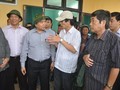 Ông Nguyễn Sự (thứ 2 từ phải qua) báo cáo Phó Thủ tướng Nguyễn Xuân Phúc công tác phòng chống lụt bão tại Hội An năm 2014