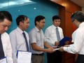 Tổng biên tập Phạm Anh Tuấn (thứ 2 từ phải sang) nhận quyết định từ Thứ trưởng Bộ TT&TT Lê Nam Thắng.